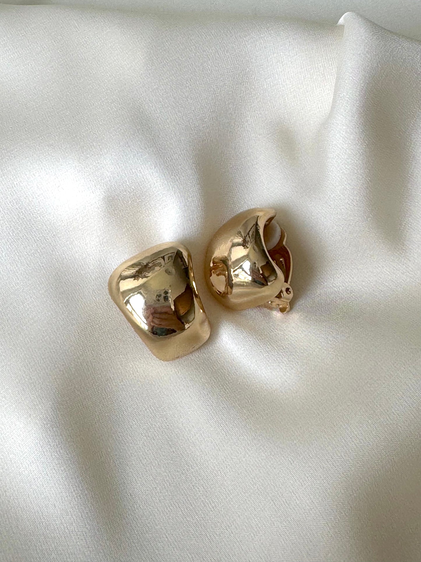 Vintage Clip-On Minimalistic Earrings in Gold