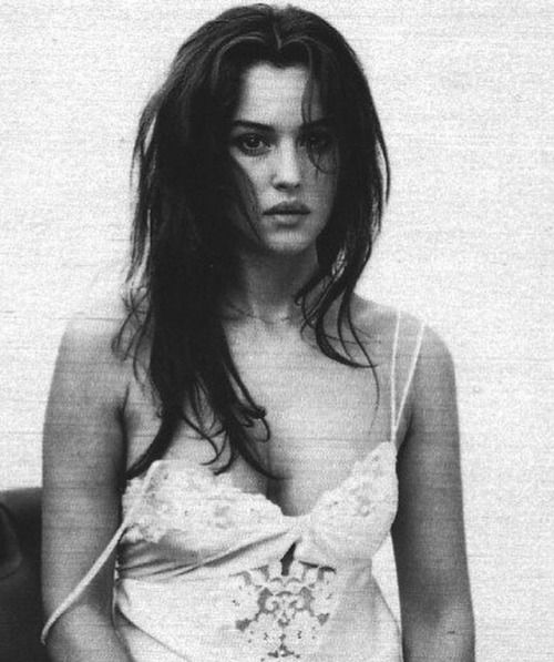 Monica Bellucci Style: How to Dress Like an Italian Woman (Vintage Dolce & Gabbana, Slip Dresses & Italian Glamour)