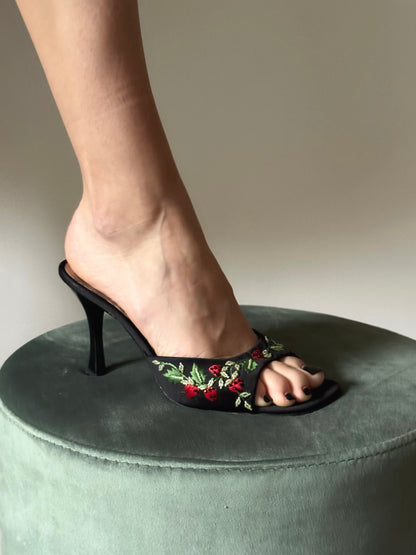 Dolce Gabbana Vintage 1998 F / W Strawberry Velvet Mules (EU 38)