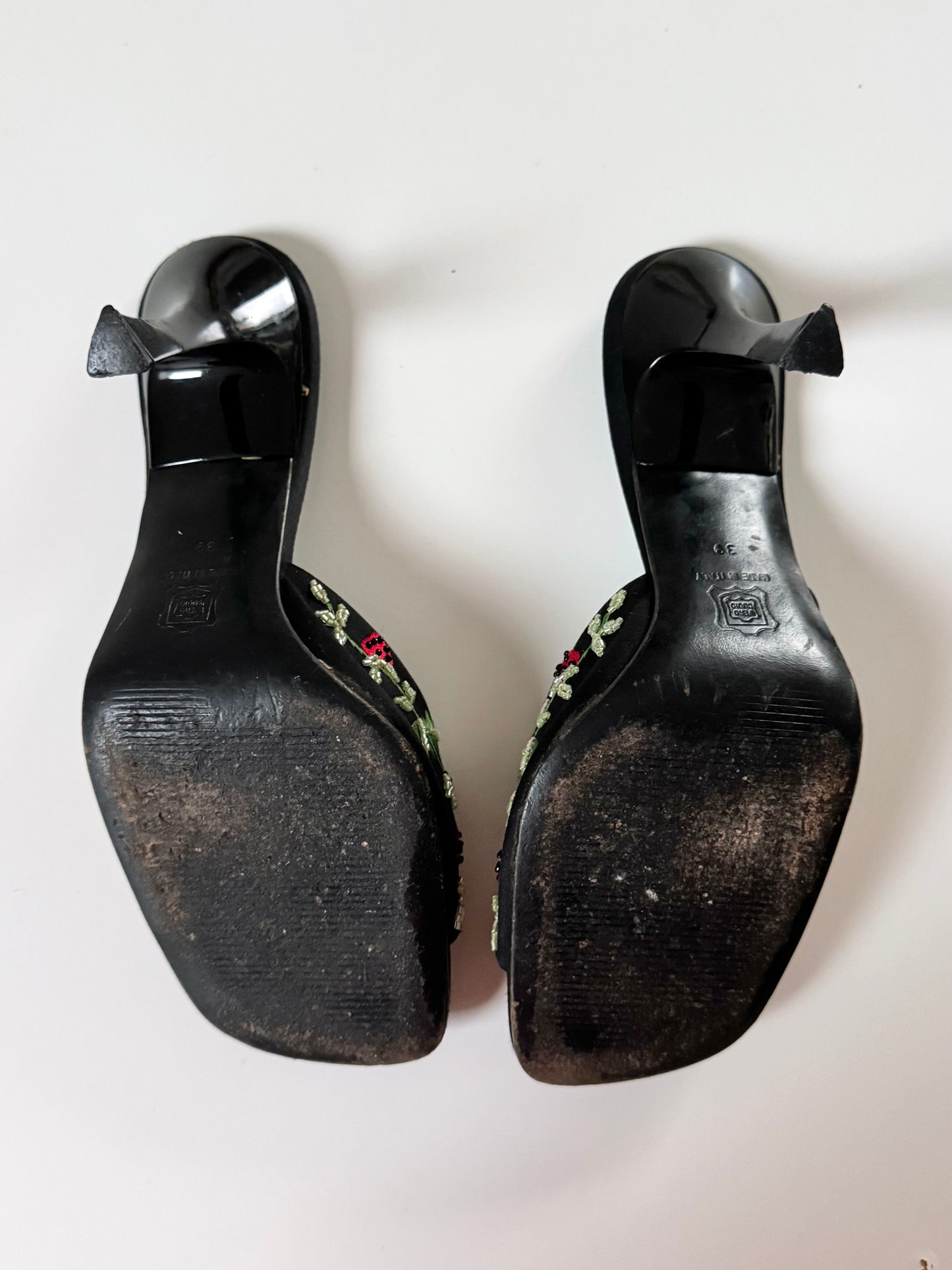 Dolce Gabbana Vintage 1998 F / W Strawberry Velvet Mules (EU 38)