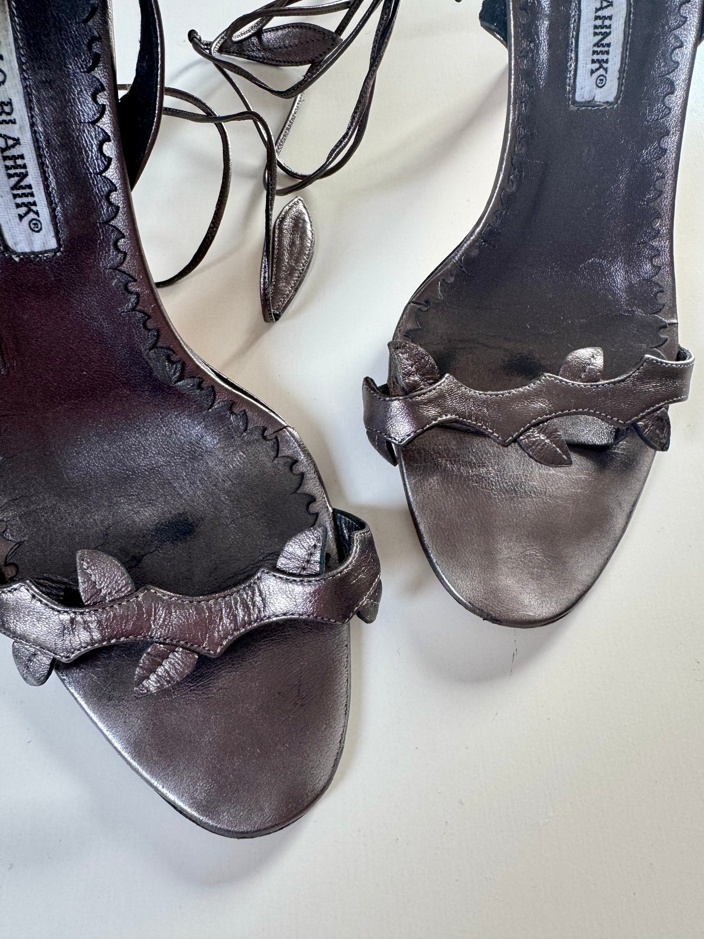 ICONIC Manolo Blahnik Vine Strappy Sandals Heels In Metallic (EU 38,5)