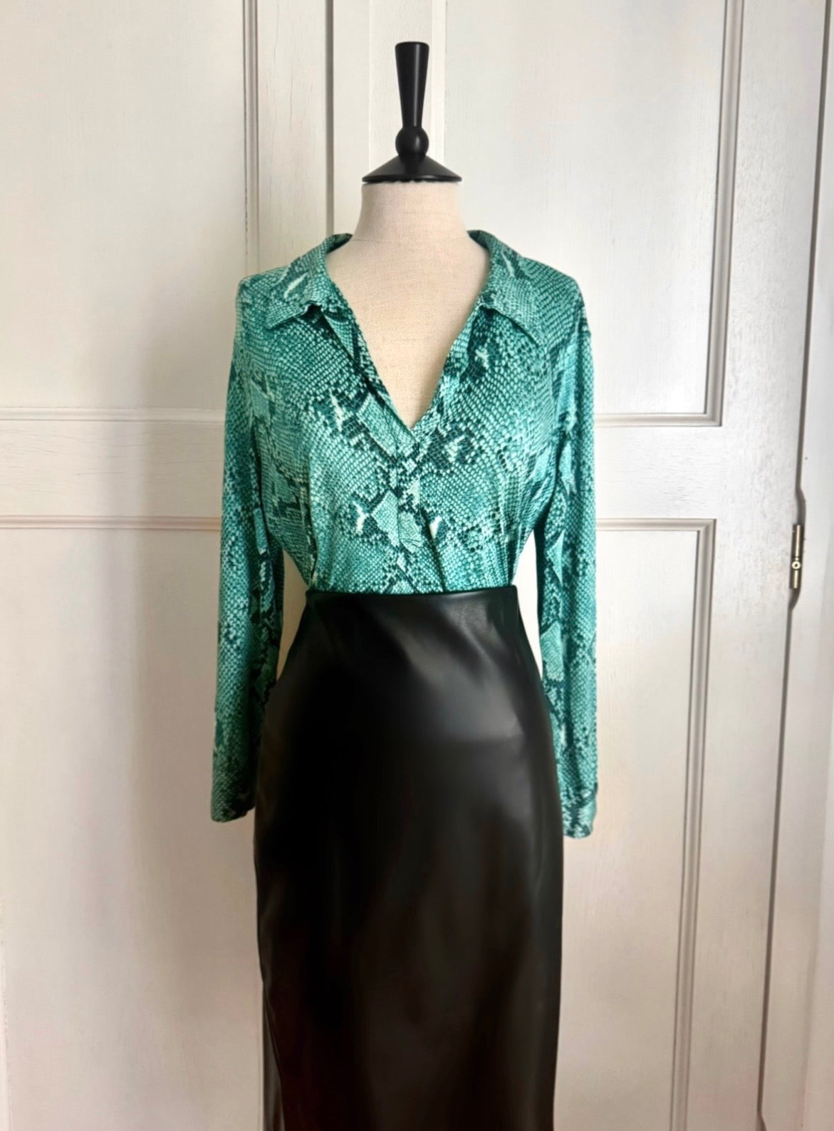 RUNWAY Gucci By Tom Ford S/S 2000 Python Turquoise Viscose Shirt (M)