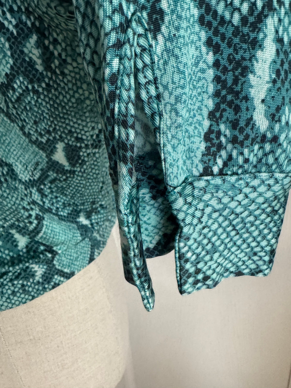 RUNWAY Gucci By Tom Ford S/S 2000 Python Turquoise Viscose Shirt (M)